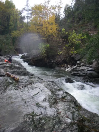 Damien va réembarquer dans le planiol qui suit le drossage syphonnant rive gauche, visible en arrière plan sur la photo (on met en sécu un plongeur à droite).